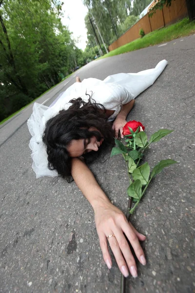 güzel gelin bir yolda döşeme