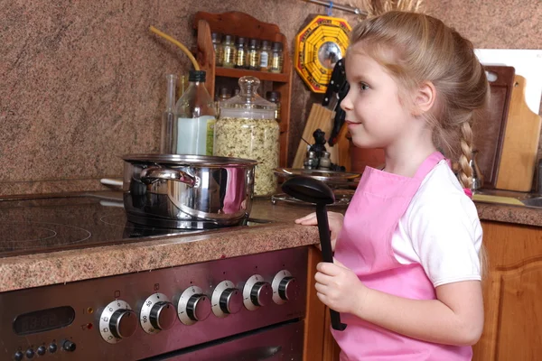 Petite fille cuisine dans la cuisine — Photo