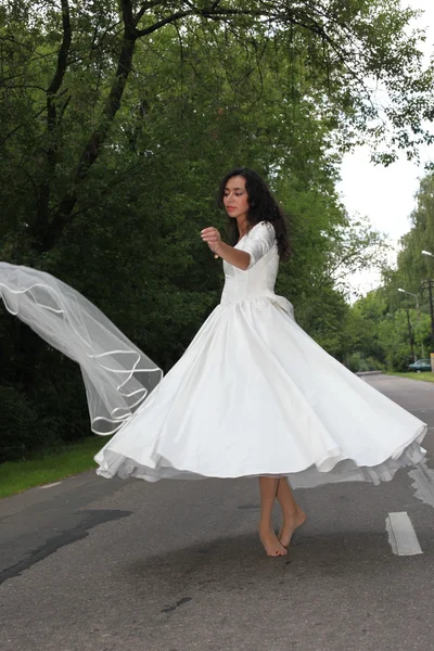 Novia bailando en un camino — Foto de Stock