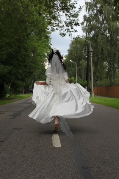 Sposa fuggitiva su una strada — Foto Stock