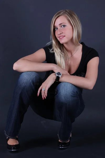 블랙 t-셔츠에서 포즈 젊은 아름 다운 여성. — 스톡 사진