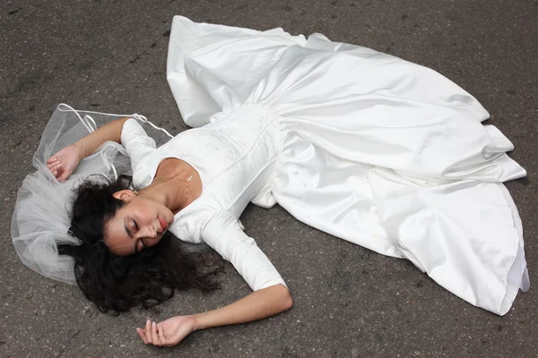 güzel gelin bir yolda döşeme