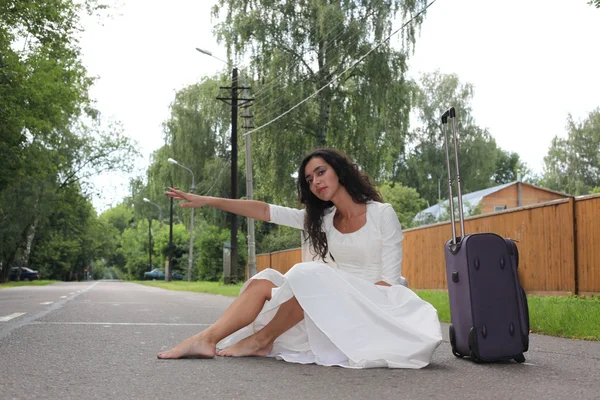 Bela noiva em uma estrada — Fotografia de Stock