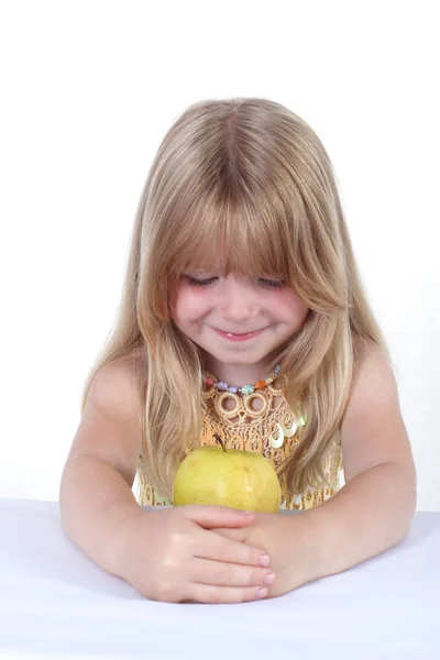 Liten flicka med gult äpple — Stockfoto
