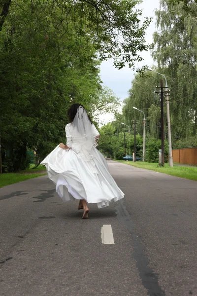 Noiva fugitiva em uma estrada — Fotografia de Stock