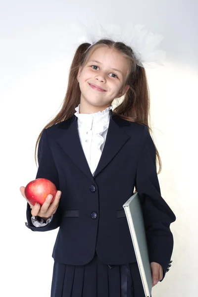 Meisje met rugzak en boek — Stockfoto