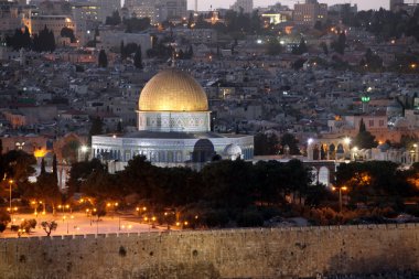 Eski şehirde akşam, temple mount rock görünümü bir kubbe ile sağa sola