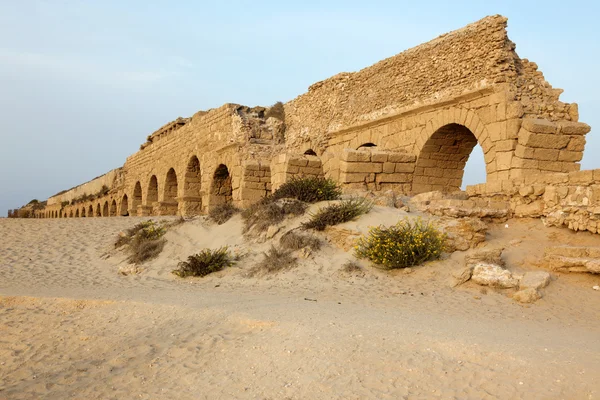 Aqueduto romano em Ceasarea, na costa do Mar Mediterrâneo — Fotografia de Stock