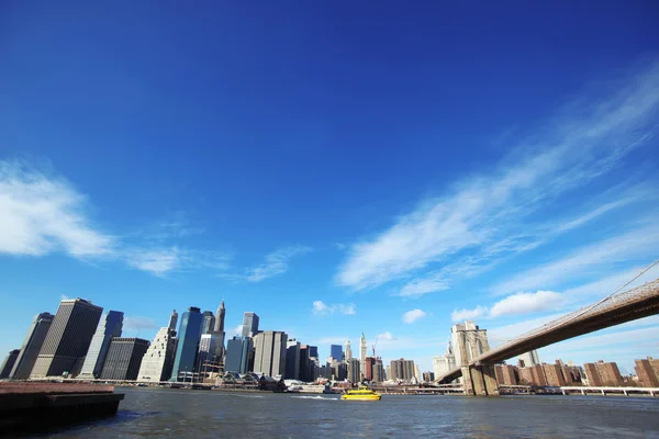 Arranha-céus de Nova Iorque Manhattan e ponte de Brooklyn — Fotografia de Stock