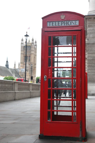 伦敦经典的红色英国电话亭 — 图库照片