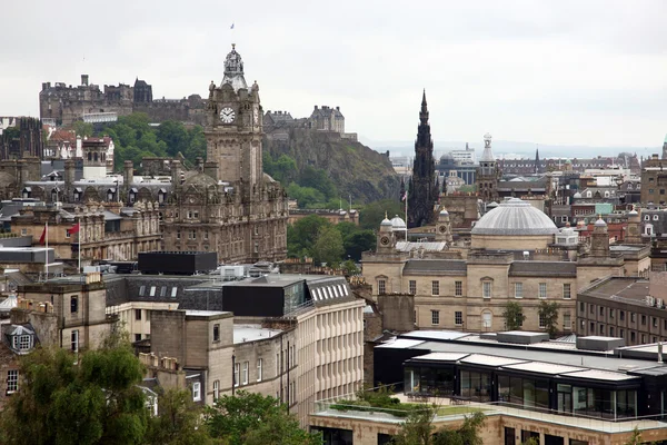 Clásico Edimburgo desde Calton Hill incluyendo el Castillo de Edimburgo, B —  Fotos de Stock