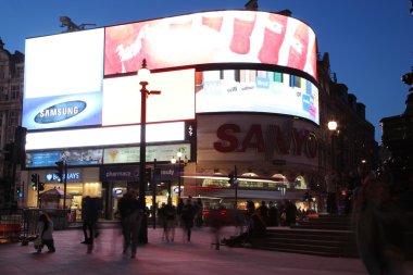 Londra, İngiltere'de ünlü piccadilly circus