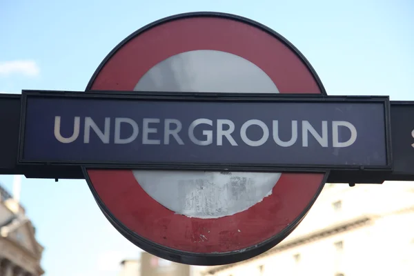 Close up van een teken van de traditionele station voor de metro in Londen — Stockfoto