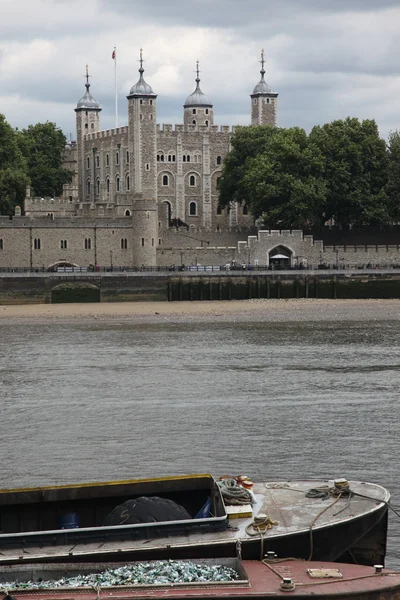 Torre de Londres en el río Támesis — Foto de Stock