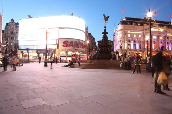 LONDON - JUN 8: Famous crossroad Piccadilly Circus night life June 6, 2011, London, UK — Stock Photo, Image