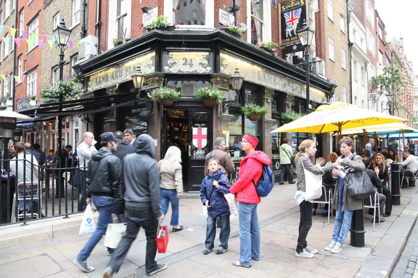 London utsidan av pub — Stockfoto