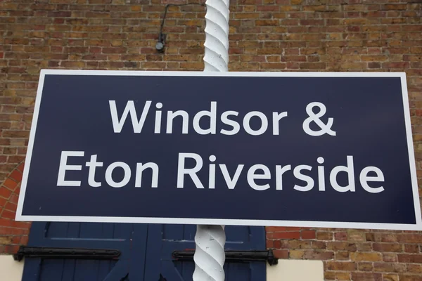 Znak windsor & eton nad rzeką — Zdjęcie stockowe