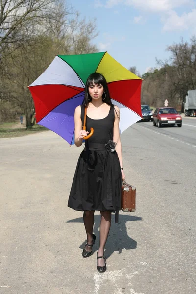 Ragazza con ombrello sulla strada — Foto Stock