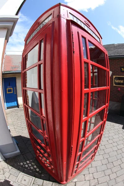 Londra, İngiltere 'de geleneksel kırmızı telefon kulübesi — Stok fotoğraf