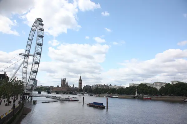 London Eye por encima de la ciudad — Foto de Stock
