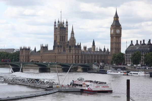 Big Ben'e ve Parlamento Londra, İngiltere'de ev — Stok fotoğraf