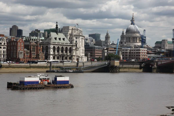 Thames, blackfriars bridge en st paul's cathedral — Stockfoto