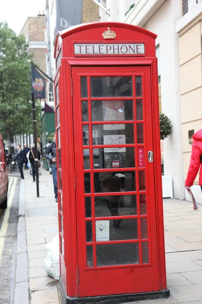 Traditionell röd telefonkiosk i london — Stockfoto