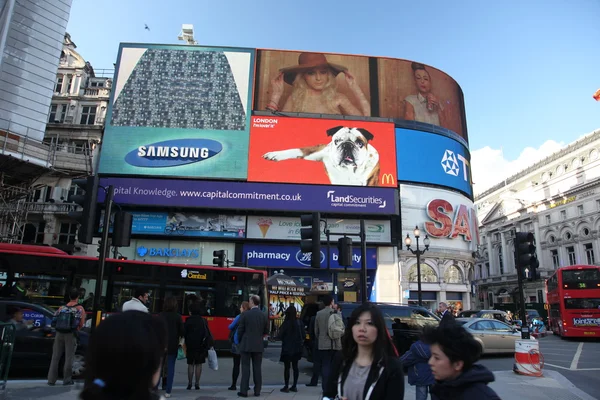 Londýn, Anglie slavné piccadilly circus — Stock fotografie