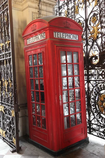 Traditional red telephone box in London — Stock Photo, Image