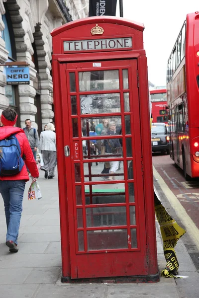 Traditionell röd telefonkiosk i london — Stockfoto