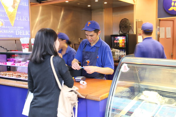 Женщина покупает торты в кафе-баре
