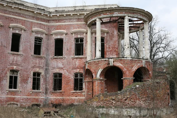 Antiguo edificio en ruinas —  Fotos de Stock