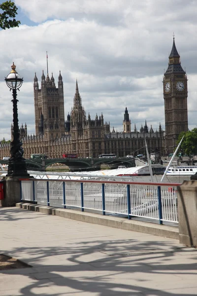 Big ben en de kamer van het Parlement in Londen, Verenigd Koninkrijk — Stockfoto