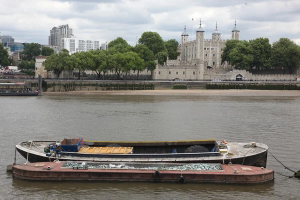 Лондонський Тауер на узбережжі річки Темзи — стокове фото