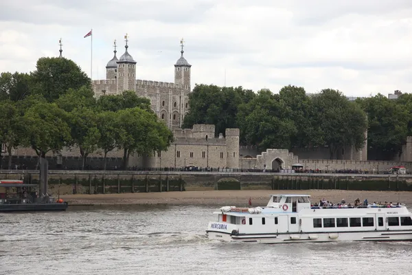 Torre de Londres no rio Tamisa — Fotografia de Stock