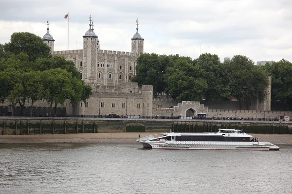 Tower of London on the Thames river — Stock Photo, Image