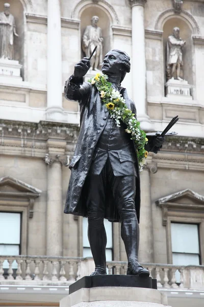 Statue of Sir Joshua Reynolds in the atrium of the Royal Academy of Arts. — Stock Photo, Image