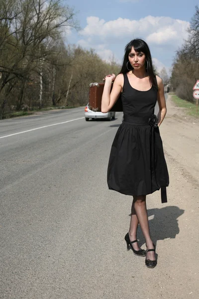 Dívka na silnici — Stock fotografie