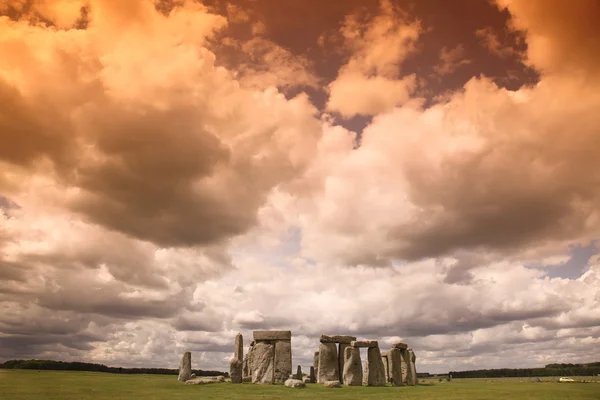 Stonehenge historic site on green grass under blue sky. Stonehen — Stock Photo, Image