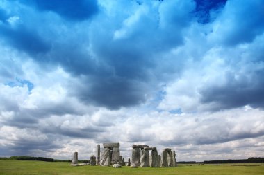 Stonehenge tarihi site mavi gökyüzünün altında yeşil çimenlerin üzerinde