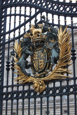 buckingham Sarayı gate Londra, İngiltere'de Kraliyet arması
