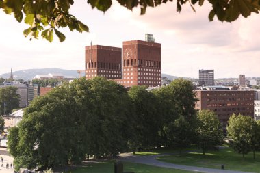 Belediye Binası (radhuset) arkasında ağaçlar, oslo, Norveç