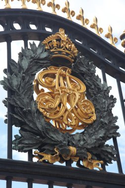 Buckingham Sarayı kapısı. Kraliyet arması detay