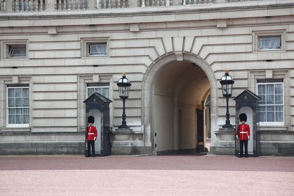 Guarda em uniforme vermelho tradicional, Londres, Inglaterra — Fotografia de Stock