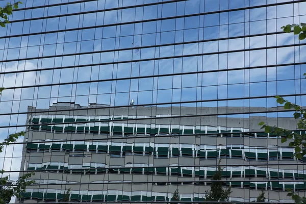 Edifício moderno, parede de vidro espelho, Oslo, Noruega — Fotografia de Stock