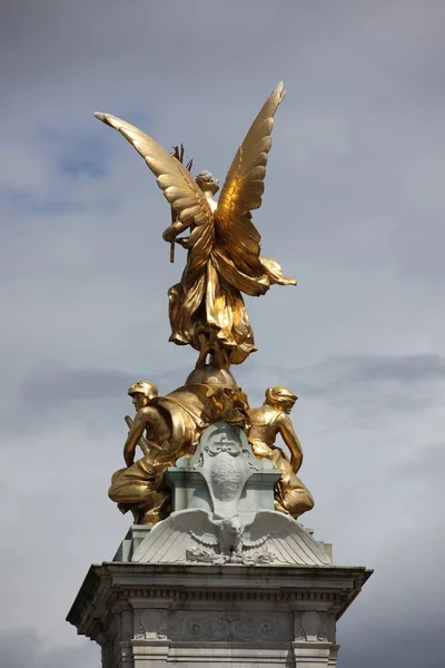 Marmeren beeldhouwwerk standbeeld van koningin victoria — Stockfoto