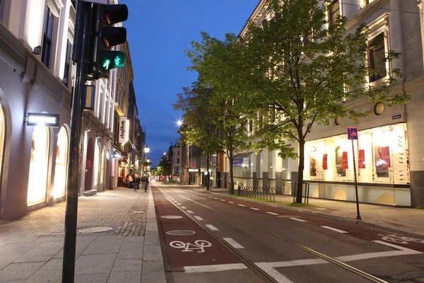 Vider la rue Oslo dans le centre-ville la nuit. Norvège — Photo