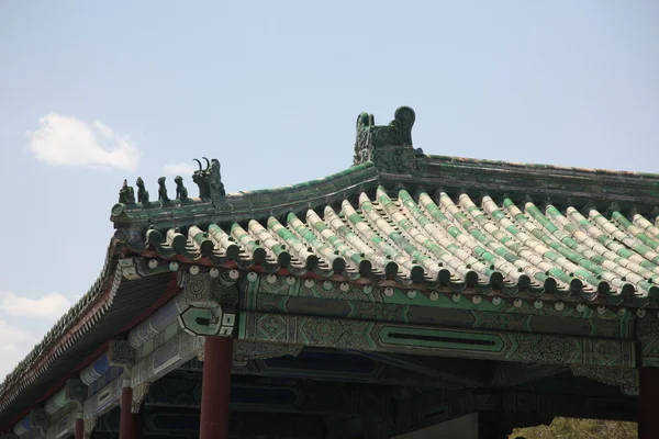 Alero del antiguo edificio chino con escultura de criatura, Beijing — Foto de Stock