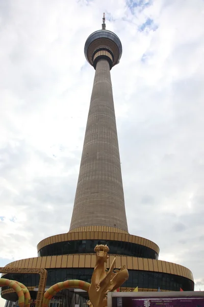 Tv tower in Beijing with blue sky and white cloud background — Stock Photo, Image