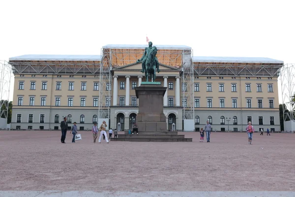 Statue von König Carl Johan im Park — Stockfoto